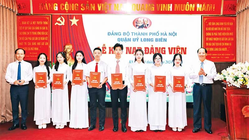 Đại diện Ban Tuyên giáo Thành ủy Hà Nội và Quận ủy Long Biên trao Quyết định kết nạp Đảng cho các đảng viên mới.