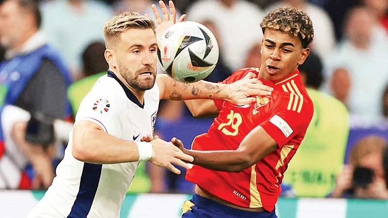 Luke Shaw (Anh, áo trắng) và Lamine Yamal (Tây Ban Nha) trong trận chung kết.