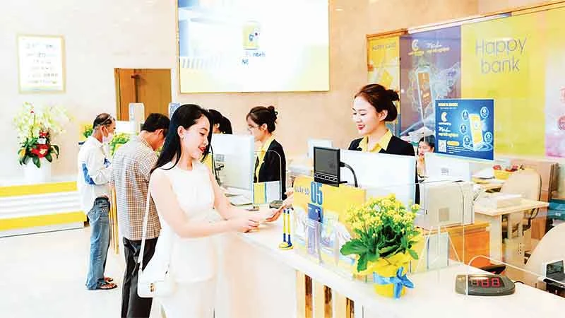 Nhân viên Nam A Bank giới thiệu với khách hàng các gói tín dụng xanh tại Thành phố Hồ Chí Minh.