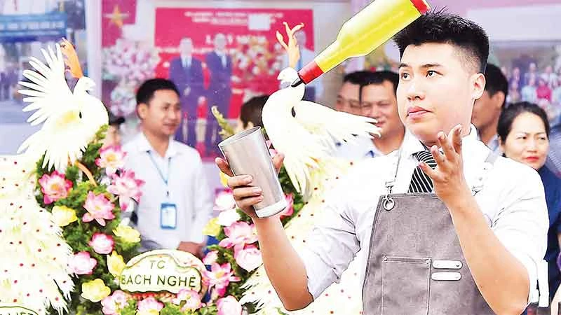 Học viên Trường trung cấp Bách nghệ Hà Nội thực hành tay nghề được học tại trường. (Ảnh MỸ HÀ)