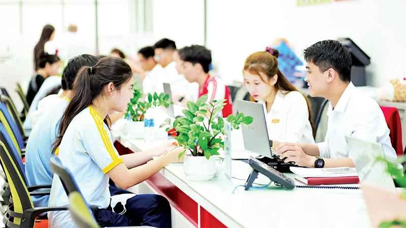 Thí sinh tìm hiểu thông tin xét tuyển tại Trường đại học Kinh tế-Tài chính Thành phố Hồ Chí Minh. (Ảnh CTV)