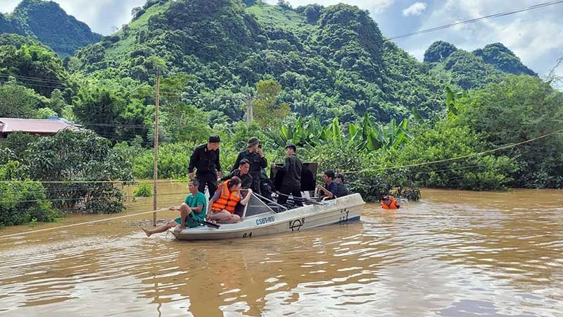 Thành phố Sơn La huy động cán bộ, chiến sĩ hỗ trợ 35 hộ dân bản Phứa Cón, phường Chiềng An ra khỏi khu vực ngập úng.