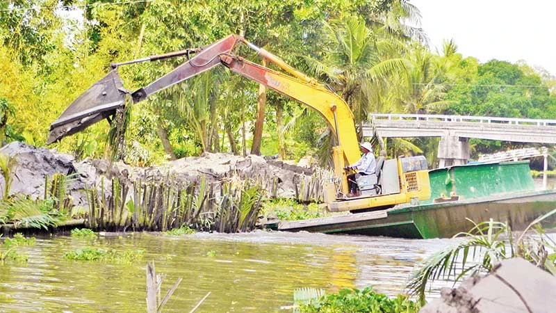 Nạo vét kênh thủy lợi khơi thông dòng chảy và gia cố hệ thống đê bao ở xã Xà Phiên, huyện Long Mỹ, tỉnh Hậu Giang.