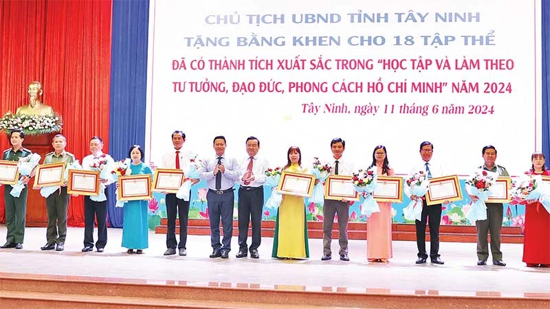 Lãnh đạo tỉnh Tây Ninh trao Bằng khen tặng các gương tiêu biểu.