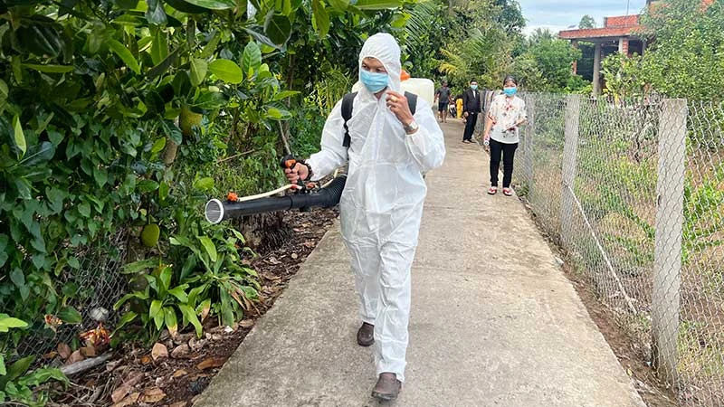 Phun hóa chất diệt muỗi tại ấp Tiên Chánh, xã Tiên Long, huyện Châu Thành (Bến Tre). (Ảnh HOÀNG TRUNG)