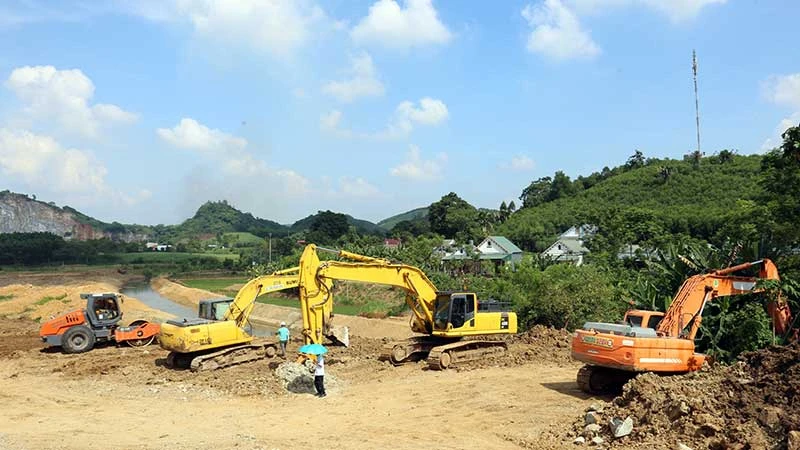 Công ty TNHH Đầu tư và Xây dựng Thành Hưng huy động nhiều máy móc nhưng chưa thi công được do không có mặt bằng sạch.