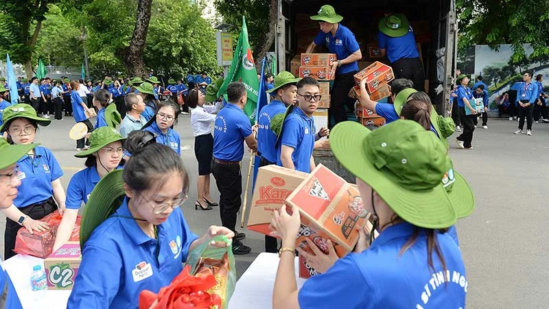 Tình nguyện viên khối trường học Thủ đô tham gia Chiến dịch tình nguyện “Mùa hè xanh” năm 2024.