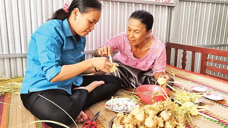 Bà Néang Phương (bên phải) dạy phụ nữ Khmer cách làm bánh kà tum.