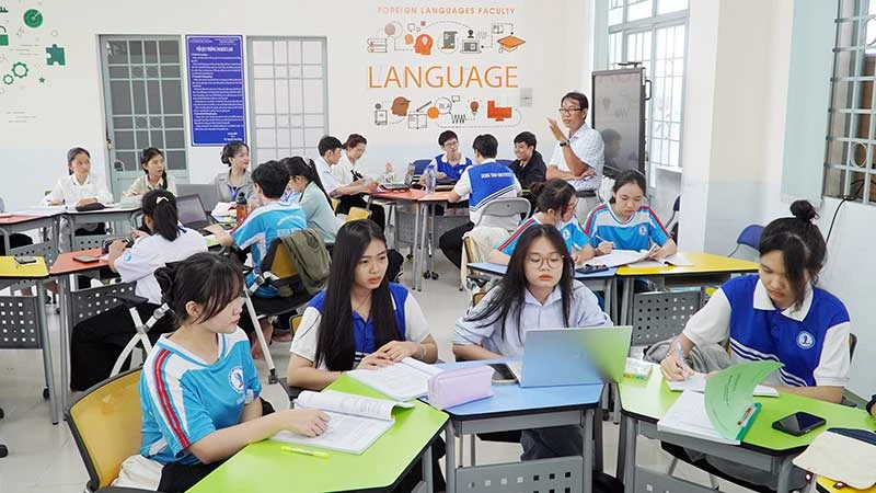 Sinh viên ngành sư phạm Tiếng Anh, Trường đại học Đồng Tháp, trong giờ học tại “Phòng học thông minh”. (Ảnh HỮU NGHĨA)