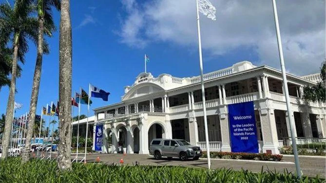Bên ngoài khách sạn Grand Pacific, nơi tổ chức Hội nghị cấp cao Diễn đàn các đảo Thái Bình Dương, ở thủ đô Suva, Fiji, ngày 11/7. (Nguồn: Reuters)
