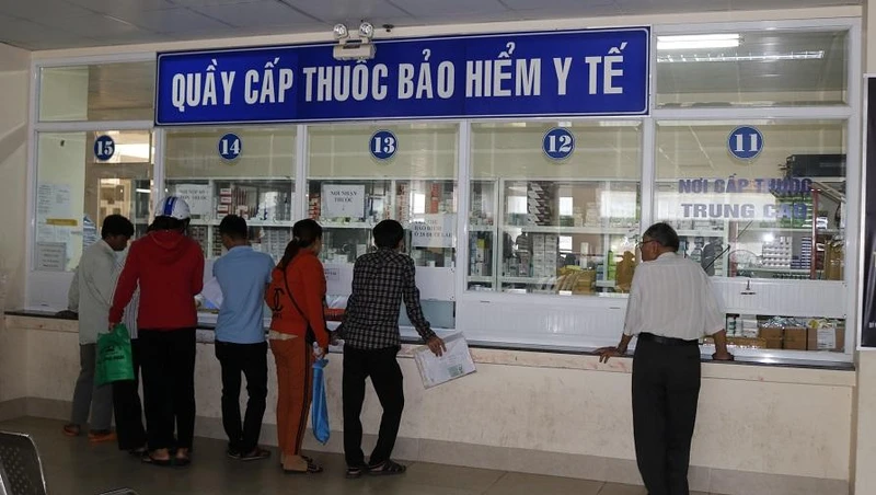 Bệnh nhân chờ nhận thuốc bảo hiểm y tế tại Bệnh viện đa khoa tỉnh Bạc Liêu. (Ảnh minh họa: TTXVN)