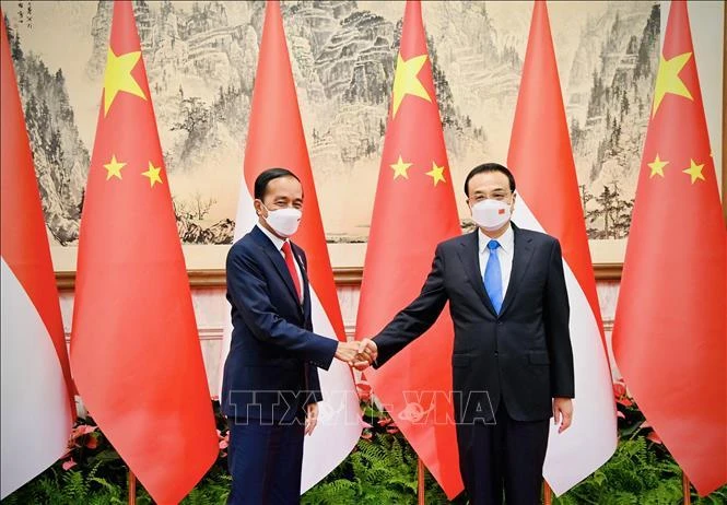 Tổng thống Indonesia Joko Widodo (trái) và Thủ tướng Lý Khắc Cường tại cuộc gặp ở Bắc Kinh, Trung Quốc ngày 26/7/2022. (Ảnh: TTXVN)