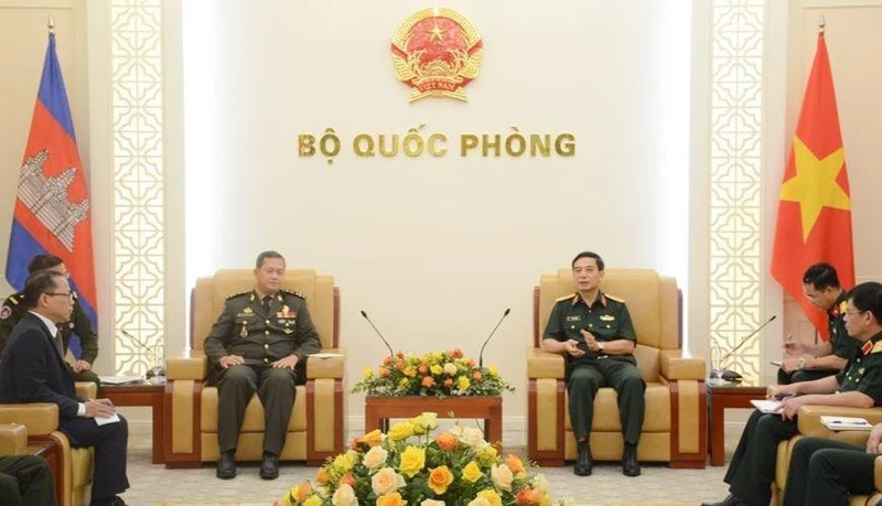 Đại tướng Phan Văn Giang trao đổi với Đại tướng Hun Manet. (Ảnh: Báo Quân đội nhân dân)