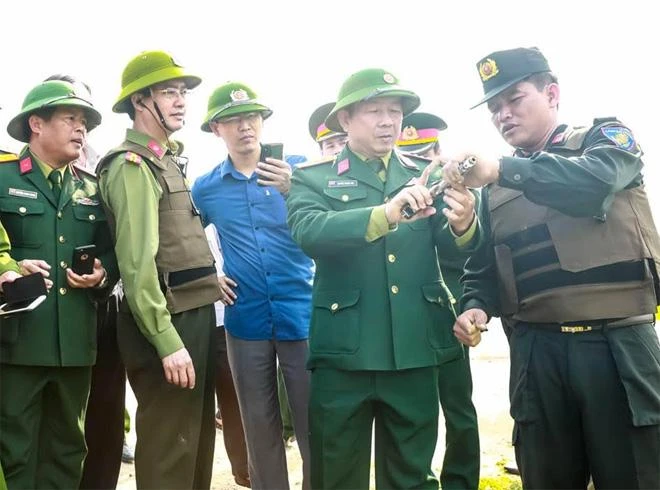 Lực lượng công an và quân đội Hà Tĩnh phối hợp phá án. (Nguồn: Báo Công an nhân dân)