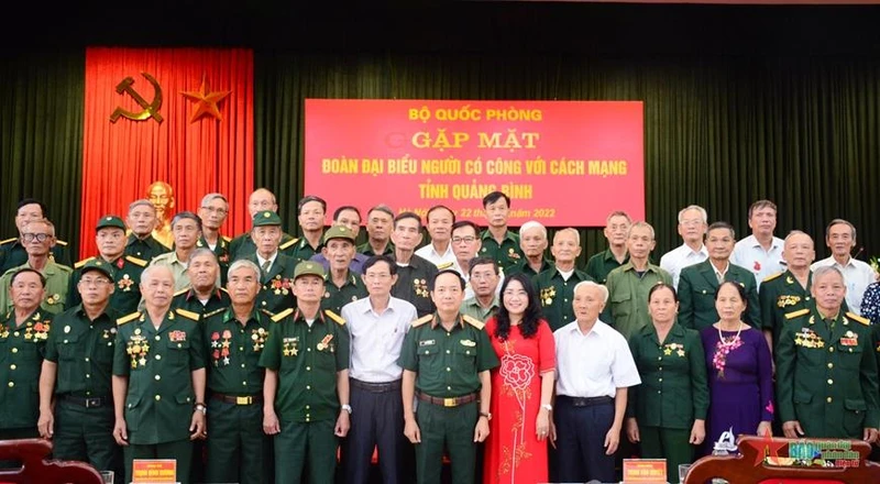 Trung tướng Trịnh Văn Quyết và các đại biểu chụp ảnh cùng Đoàn đại biểu người có công với cách mạng tỉnh Quảng Bình. (Ảnh: Báo Quân đội nhân dân)