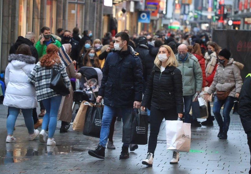 Ảnh minh họa: Người dân mua sắm Giáng sinh tại phố mua sắm chính Hohe Strasse (High Street) ở Cologne, Đức, ngày 12/12/2020. (Ảnh: Reuters)