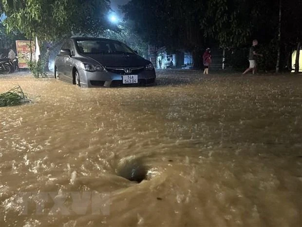 Mưa lớn tại thành phố Hạ Long, nhiều khu vực cống thoát nước cuộn thành xoáy nguy hiểm cho người tham gia giao thông. (Ảnh: TTXVN)