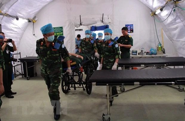 Các chiến sĩ 'mũ nồi xanh' Việt Nam diễn tập xử lý tình huống y tế trên bộ trang bị Bệnh viện dã chiến cấp 2 số 1. (Ảnh: TTXVN)