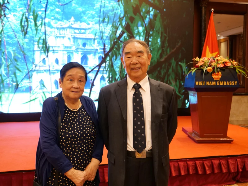 Giáo sư Cốc Nguyên Dương (bên phải) và Phu nhân tại lễ kỷ niệm 77 năm Quốc khánh Việt Nam tại Bắc Kinh, Trung Quốc. (Ảnh: Hữu Hưng)