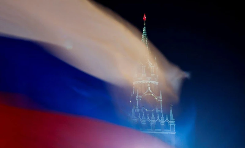 Ảnh minh họa: Quốc kỳ Nga và Tháp Spasskaya của Điện Kremlin ở Moskva, Nga ngày 27/2/2019. (Ảnh: REUTERS)