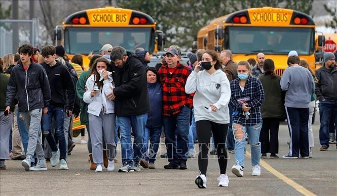 Học sinh được sơ tán khỏi hiện trường vụ nổ súng ở trường trung học gần thành phố Detroit, bang Michigan, Mỹ ngày 30/11/2021. (Ảnh: AP/TTXVN)