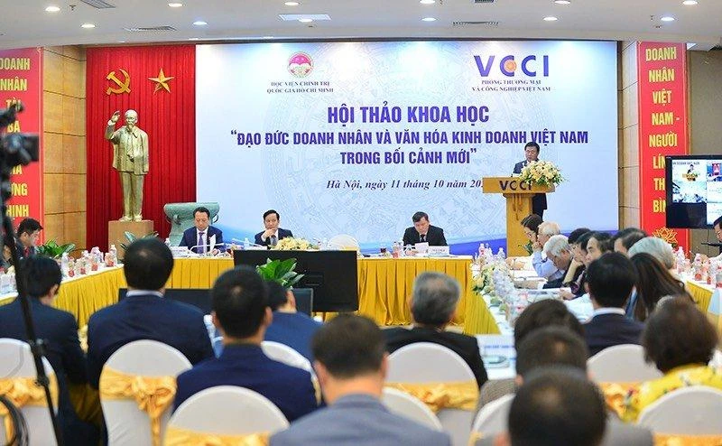 Đồng chí Nguyễn Xuân Thắng phát biểu đề dẫn tại Hội thảo.