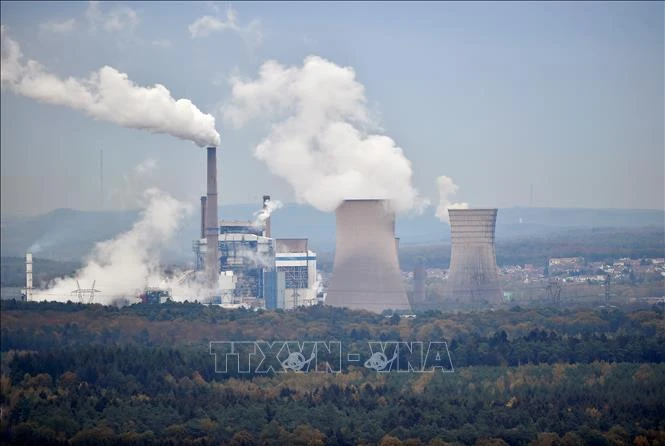 Ảnh minh họa: Khí thải bốc lên từ nhà máy ở Saint-Avold, miền đông nước Pháp. (Ảnh: AFP/TTXVN)