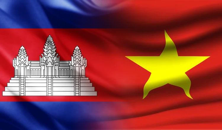 Cờ Việt Nam và Campuchia. (Nguồn: Khmertimeskh.com/TTXVN)
