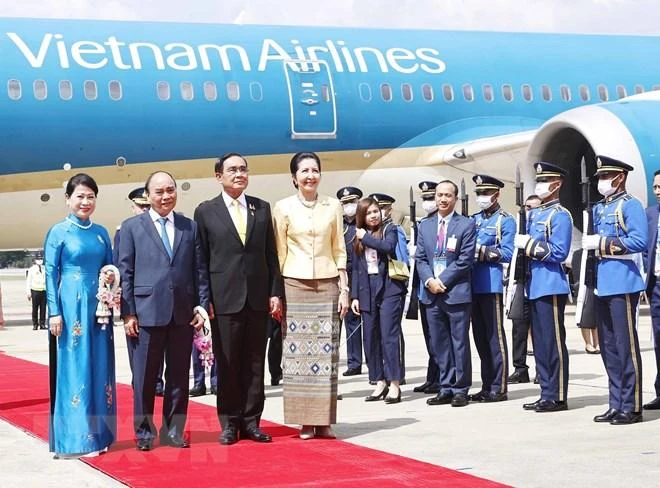 Thủ tướng Thái Lan và phu nhân đón Chủ tịch nước Nguyễn Xuân phúc, Phu nhân và Đoàn đại biểu cấp cao Việt Nam tại sân bay. (Ảnh: TTXVN)