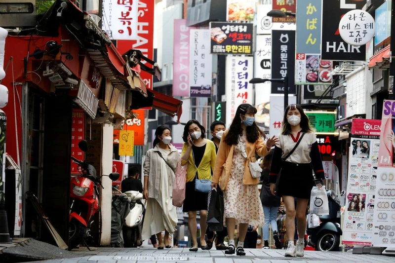 Ảnh minh họa: Người dân đi bộ tại khu mua sắm Myeongdong, tại Seoul, Hàn Quốc, ngày 28/5/2020. (Nguồn: REUTERS)