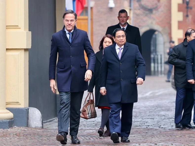 Thủ tướng Vương quốc Hà Lan Mark Rutte ra tận xe đón Thủ tướng Phạm Minh Chính. (Ảnh: Nhật Bắc)