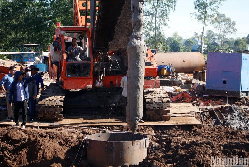 Hiện trường giải cứu bé trai rơi xuống và mắc kẹt trong ống cọc bê-tông tại Đồng Tháp.