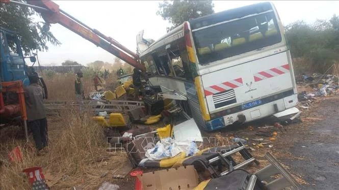 Hiện trường vụ tai nạn xe buýt ở Kaffrine, miền trung Senegal, ngày 8/1/2023. (Ảnh: AFP/TTXVN)