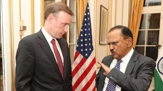 Cố vấn An ninh quốc gia Mỹ Jake Sullivan (trái) và người đồng cấp Ấn Độ Ajit Doval ở Washington, ngày 31/1. (Nguồn: Hindustan Times/ Báo Thế giới và Việt Nam)