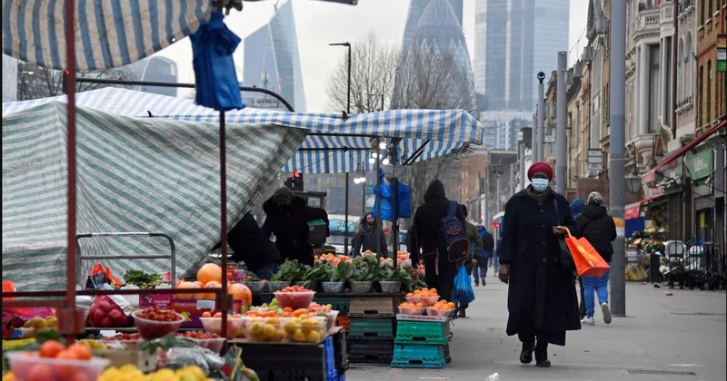Người dân mua sắm trong khu chợ tại London, ngày 15/1/2021. (Ảnh: REUTERS)