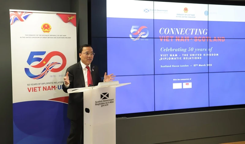 Đại sứ Việt Nam tại Anh Nguyễn Hoàng Long phát biểu tại sự kiện. (Ảnh: TTXVN)
