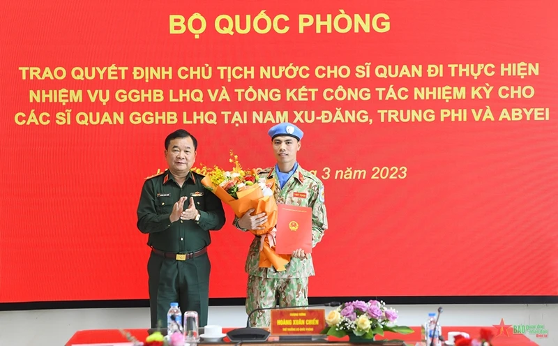 Thượng tướng Hoàng Xuân Chiến trao Quyết định của Chủ tịch nước cho Thiếu tá Nguyễn Văn Phong. (Ảnh: Báo Quân đội nhân dân)