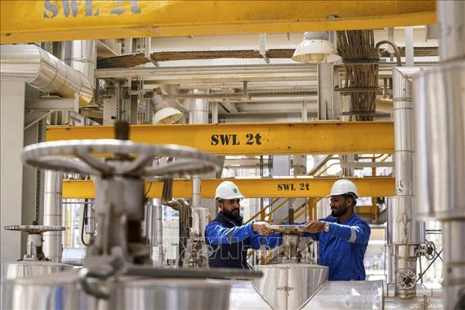 Công nhân làm việc tại nhà máy lọc dầu ở Karbala, Iraq, ngày 1/4/2023. (Ảnh: AFP/TTXVN)