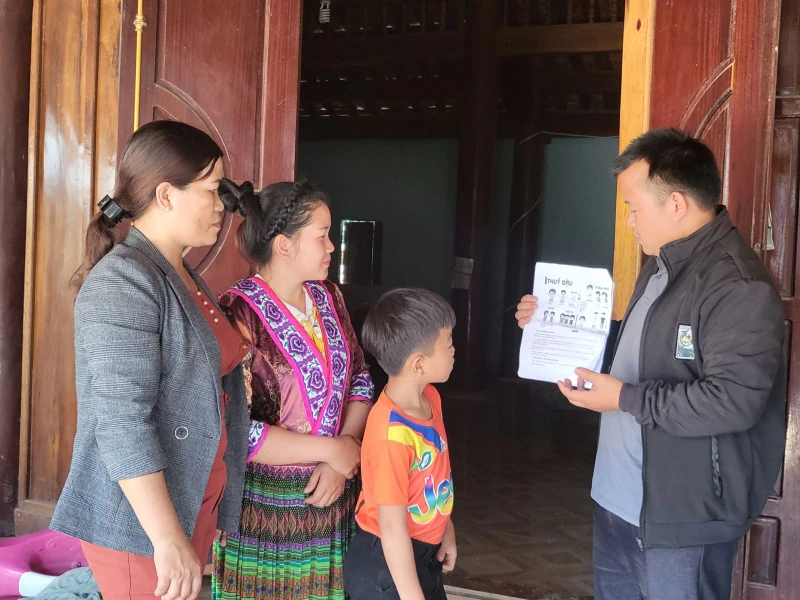 Tuyên truyền phòng, chống bệnh thủy đậu cho người dân ở xã Cư Króa, huyện M'Đrắk. (Ảnh QUANG NHẬT)