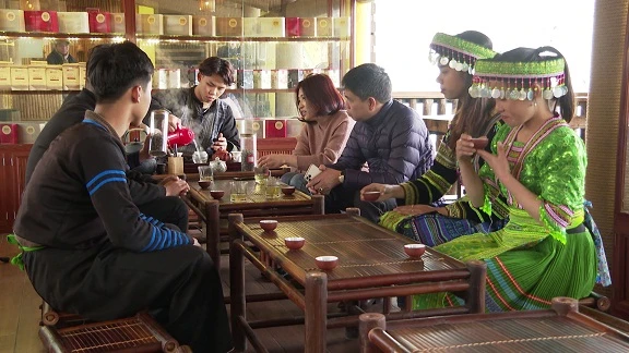 Du khách trải nghiệm văn hoá dân tộc Mông tại Không gian Văn hoá trà Suối Giàng. (Ảnh: Báo Yên Bái)