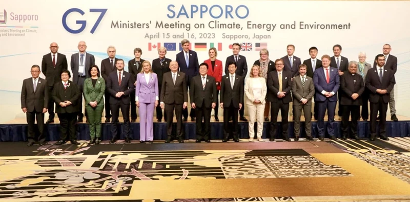 Các đại biểu dự phiên họp toàn thể của Hội nghị Bộ trưởng G7 về khí hậu, năng lượng và môi trường tại Sapporo (Nhật Bản), ngày 15/4 chụp ảnh lưu niệm. (Ảnh: Nagaland Tribune/ Báo QĐND)