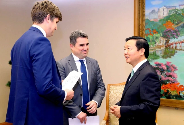 Phó Thủ tướng Trần Hồng Hà trao đổi với ông Tibor Stelbaczky (thứ 2 từ trái sang) và ông Chris Taylor. (Ảnh: VGP)