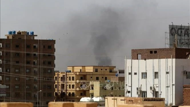 Khói bốc lên từ các tòa nhà sau các cuộc giao tranh ở Khartoum, Sudan, ngày 15/4/2023. (Ảnh: AFP/TTXVN)