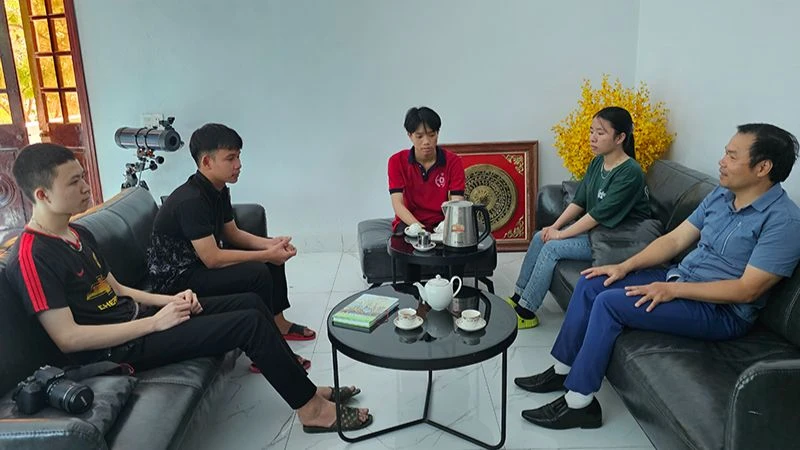 Bí thư Chi bộ, Hiệu trưởng Trường trung học phổ thông Quảng Xương 2 trao đổi với học sinh mới được kết nạp Đảng.