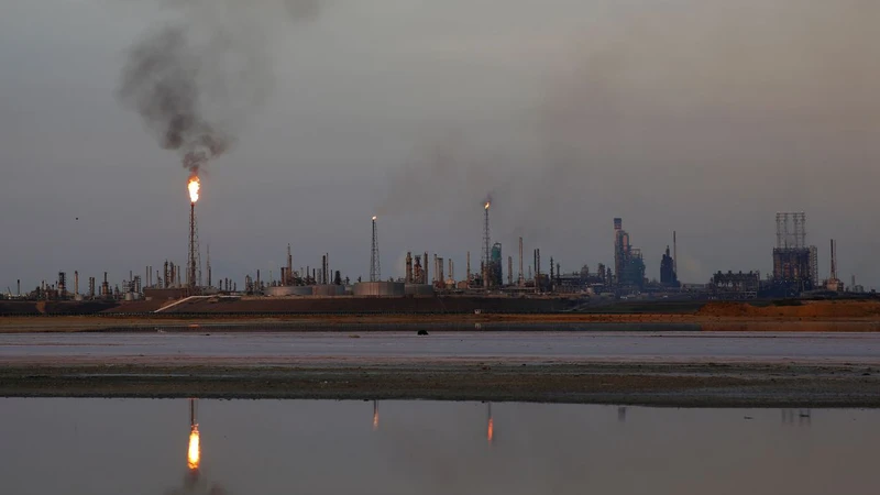 Nhà máy lọc dầu lớn nhất Venezuela bị mất điện. (Ảnh: Reuters)