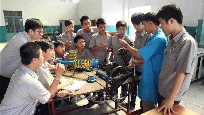 Lớp học Công nghệ ô tô của Trường Cao đẳng nghề Việt Nam-Singapore. (Ảnh: TTXVN)