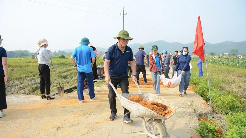 Cán bộ các cơ quan tỉnh Tuyên Quang cùng người dân làm đường giao thông nông thôn ở xã Thiện Kế, huyện Sơn Dương.