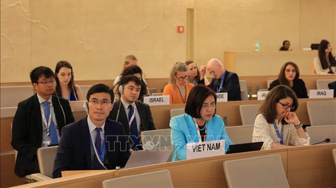 Đại sứ Lê Thị Tuyết Mai (áo xanh) cùng cán bộ Phái đoàn Việt Nam tại Geneva. (Ảnh: TTXVN)