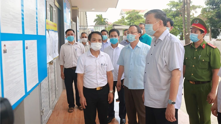 Bộ trưởng Tô Lâm cùng các đại biểu kiểm tra công tác bầu cử tại Nhà văn hóa thôn Lực Điền, xã Minh Châu, huyện Yên Mỹ, tỉnh Hưng Yên, ngày 10/5/2021.