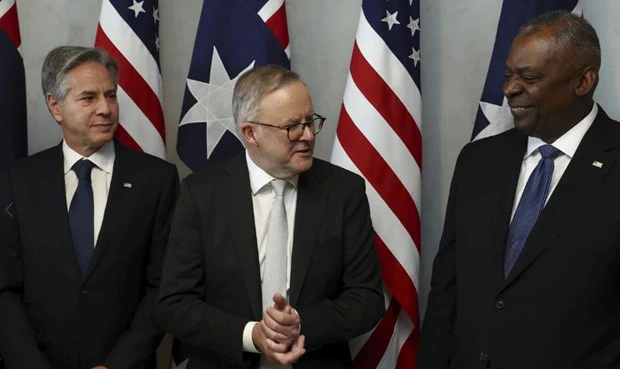 Thủ tướng Australia Anthony Albanese (giữa) và Ngoại trưởng Mỹ Antony Blinken (phải), Bộ trưởng Quốc phòng Lloyd Austin. (Nguồn: AP/TTXVN)